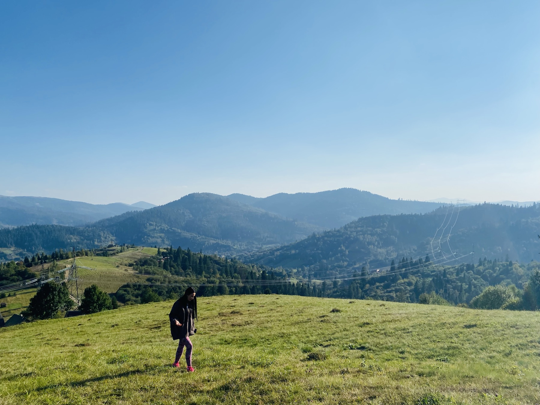 Weite Karpatenlandschaft mit bewaldeten Hügeln